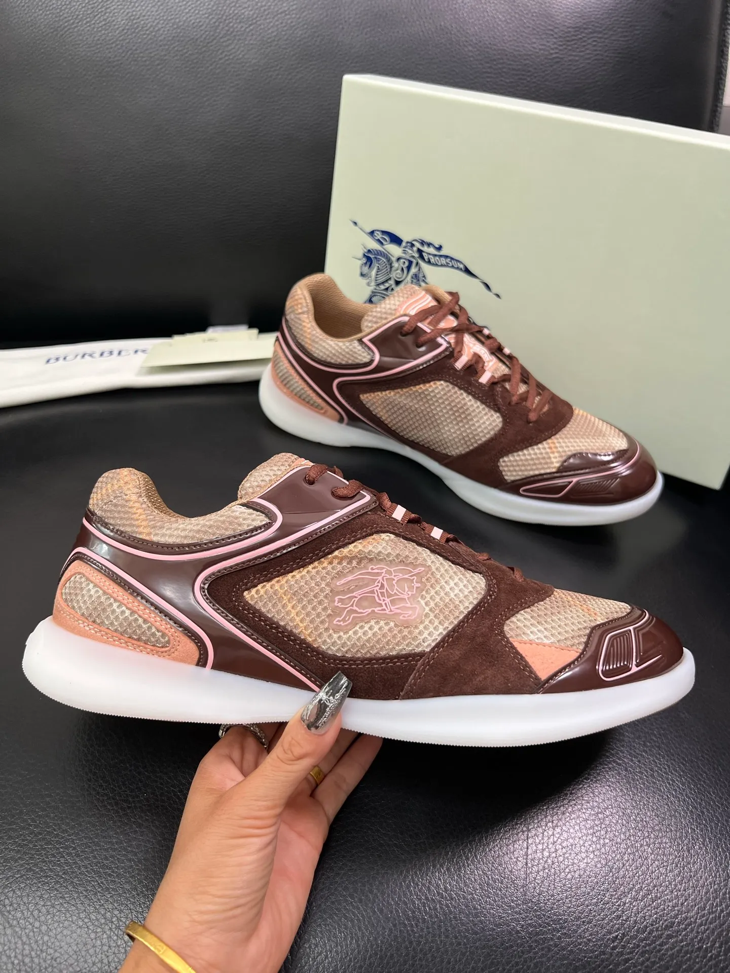 Men's shoes 💰740 BURBERRY top crafts Burberry counter synchronization, original factory configuration imported cowhide fabrics from Italy, high-quality complex splicing process, imported cowhide inner pads, breathable and comfortable, soles: original soles specially provided by the original factory, original and single goods High quality welcome to compare, code number 38-44 (customized 45 46) 85855